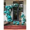La atmósfera en la puerta de la ceremonia de inauguración de la gran y auspiciosa cesta de flores está decorada con globos y columnas.. La escena de la celebración del aniversario del centro comercial.