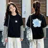 Camiseta de manga comprida com desenho para meninas, conjunto de duas peças de outono, novo estilo 2026, para crianças de tamanho médio e grande, camada base de algodão puro