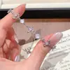 Pulseira de Cruz Flor de Íris com Zircônia Estilo Retro Vintage Francês para Mulheres Exquisitea Leve Luxo Toque de Alto Padrão Joia de Mão
