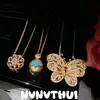 Artesanato Antigo em Ouro, Colar com Pedra Gema Borboleta Esculpido à Mão e Incrustado, Novo Estilo Chinês Flor da Fortuna Rotativa Corrente de Clavícula com Diamante Brilhante
