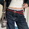 Cinto de Camurça Vermelha Outono/Inverno 2026 para Mulheres Sensação de Alto Padrão Fivela Quadrada de Metal Cinto de Couro com Jeans Tendência