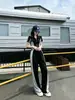 Conjunto Esportivo Casual para Mulheres, Estilo Fino de Verão, Roupas Femininas Modernas e Elegantes, Conjunto de Duas Peças com Blusa de Manga Curta Color Block Emagrecedora e Calça Wide Leg