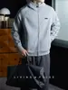 Sudadera cárdigan de punto con capucha y cremallera para hombre, con costuras de color contrastante y mangas raglán, que encarna un estilo relajado, business casual con un toque de elegancia old-money