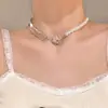 Colar Gargantilha de Pérolas Estilo Francês para Mulheres, Design de Nicho de Luxo Leve, Corrente para Clavícula em Formato de Coração, Corrente de Suéter de Alta Qualidade com um Toque Elegante
