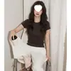 Camiseta simples e versátil estilo coreano, cor de café, gola redonda, manga curta, para mulheres, slim fit de verão, bonita, top super bonito
