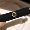 Corpo principal quadrado verde escuro! Anel de dedo com zircônia de açúcar quadrada e aro aberto redondo, luz, toque de luxo de alta qualidade, estilo simples, joia para mão