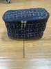 Nueva bolsa de cosméticos portátil estilo Chanel a cuadros de estilo coreano, bolsa de almacenamiento de artículos de tocador portátil de gran capacidad, caja de maquillaje, caja de viaje al por mayor