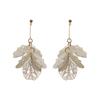 Pendientes largos de pétalos de concha de imitación con flores blancas de estilo japonés y coreano, pendientes de pétalos de Super Fairy Mori, joyería para adelgazar el rostro.