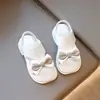 Sandálias Novas de Menina Primavera 2025 Moda Coreana Sapatinhos de Princesa com Laço Sandálias Fechadas para Crianças e Chinelos