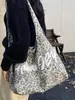 Bolsa de mano tipo tote de estilo coreano, minimalista, con estampado de letras y lunares para mujer, nueva colección 2026, gran capacidad, bolso de hombro, casual y adecuado para ir al trabajo