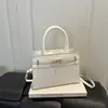 Bolso de mano vintage repujado, bolso tote estilo Kelly con adornos de cuentas de madera, cierre metálico y tamaño pequeño, perfecto para ir al trabajo estilo Melard