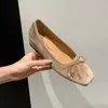Aumento de altura interior 4 cm ~ Otoño 2026 nuevo bailarinas de terciopelo versátiles estilo francés con punta poco profunda y suela suave, perfectas para ir al trabajo y el uso diario