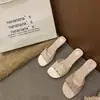 Sandalias de tiras abiertas elegantes, modernas, con estilo, maduras y sofisticadas, con tacón de bloque de encaje, modelo nuevo 2026, sandalias de tacón medio estilo socialité