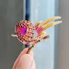Nuevo broche de aleación para mujer, moderno y de alta gama, pin de lujo nicho para abrigos y trajes, simple y elegante, broche versátil