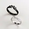 La tendencia de anillos para amantes de demonios y ángeles se refiere a hombres y mujeres un par de anillos abiertos de moda simples con anillos de alas en blanco y negro