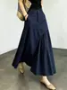 Falda única y no convencional azul marino de línea A, colección verano 2026, elegante y con estilo, favorecedora para cuerpos tipo pera, estiliza, versátil y con una falda amplia