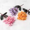 Flores artificiales y plantas verdes para crear un ambiente de casa de huéspedes, incluyendo flores artificiales de *Smilax glabra*, adecuadas para exhibir en la zona de entrada, con arreglos florales vintage