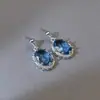 Los pendientes redondos geométricos de circón azul para mujer son extremadamente hermosos, accesorios para la oreja únicos con un sentido de lujo ligero y elegancia de alta gama.