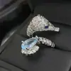 Anillo Versa Brilliant Diseño Retro Caballitos de Mar Hippocampus para Mujer Chapado en Oro 18K Circonita Topacio Azul Anillo Dividido