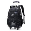 E peixes muito naturais mochila escolar do ensino médio meninos e meninas puxam mochila escolar vara subindo escadas alunos da escola primária para reduzir o fardo da luz para mudar de figura