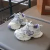 Zapatos casuales de malla transpirable para niñas, nueva colección primavera/otoño 2026, zapatillas deportivas gruesas de suela suave para niños, para niños mayores, adecuados para deportes y correr