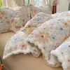 Invierno Pequeña Margarita Borlas Leche Polar Juego de Cuatro Piezas Doble Cara Coral Polar Funda Nórdica Dormitorio Polar Adicional Juego de Cama de Tres Piezas 4
