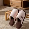 Pantuflas de algodón para casa para mujer, nuevo estilo otoño/invierno 2026, engrosadas y forradas de felpa para abrigar, de suela suave, pantuflas silenciosas para interior, también disponibles para hombre