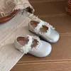 Sapatos de princesa, sapatos de menina, nova coleção primavera/outono 2026, sapatos de performance estilo balé para meninas pequenas, sapatos pequenos de couro versáteis, sapatos de criança de um só cadarço