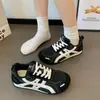Zapatillas casuales transpirables de malla versátiles estilo alemán 2026 moda para mujer con cordones suela gruesa nuevo modelo