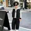 Conjunto de Ropa de Otoño para Niños 2026 Nuevo Estilo Coreano Chaleco de Cuero para Niños Conjunto de Tres Piezas, Ropa de Otoño Fresca y Elegante para Niños