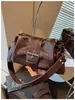 Bolso pequeño retro de alta gama para mujer 2026 nuevo elegante versátil bandolera bolso de un solo hombro para debajo del brazo bolso cuadrado pequeño super popular