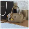 Fabricante Transfronteiriço Outono e Inverno 2025 Nova Bolsa Bowling Feminina Bolsa Boston Almofada de Nicho Bolsa de Mão e Bolsa Transversal da Moda