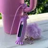 Chaveiro com capa protetora de batom em silicone de qualidade alimentar, cordão com pompom de pelúcia.
