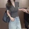 Camiseta Estilo Puro Desejo com Decote V Cruzado e Manga Curta para Mulheres, Novo Design de Verão 2026, Modelagem Justa, Ajustada na Cintura, Top Estiloso