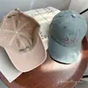 Boné de Baseball Bordado com Laço de Letra para Mulheres Estilo Coreano Casual Versátil Chapéu de Primavera e Outono Proteção Solar de Verão para Homens Boné com Aba
