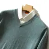 Novedad Otoño e Invierno Tejidos de Cachemira para Hombre Color Sólido Cuello en V Tejido Fino Estilo Coreano Holgado Aspecto Adelgazante Tejido