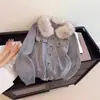Cárdigan de Punto Gris Estilo Coreano con Cuello de Piel para Mujer, Suéter Estilo Relajado con Bolsillos, Prenda Exterior Superior, Otoño/Invierno 2025