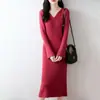 Vestido de Tricô Gola V 100% Lã Novo Outono/Inverno 2026 com Mangas Longas Flare, Vestido Midi Justo com Costela