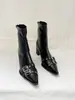Botines de punta con hebilla para otoño/invierno 2025 para mujer, estilo europeo y americano, tacones altos, cremallera trasera, piel suave, botines que estilizan el tobillo