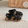 Sandalias tejidas nuevas para niña, estilo 2026, suela suave, huecas, antideslizantes, zapatos de playa cerrados para niños, estilo princesa de verano
