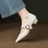 Versión de cuero suave de exquisitos zapatos de mujer de estilo coreano de punta fina y tacón bajo, perfectos para combinar con faldas en otoño de 2026, cómodos zapatos planos Mary Jane