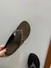 Primer Encuentro con las Chanclas de Cuña Retro Tachonadas de Nicho para Mujer, Pantuflas de Verano para Exteriores, Nuevas Sandalias de Playa de Moda 2026