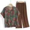Conjunto de verão novo para tamanhos grandes, com decote em V, tecido sedoso estampado, mangas raglan, para mães plus size, conjunto de duas peças solto e estiloso para mulheres de meia-idade e idosas