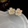 Brincos de Laço com Pérolas Banhados a Ouro Real Estilo Francês, Brincos de Tarraxa Exquisitos de Luxo Leve Inspirados em Chanel, Brincos Versáteis da Moda Atacado