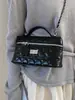 Bolso de mano de cadena de alta gama con patrón de diamante para mujer, nuevo y elegante bolso cuadrado pequeño para el día a día 2026, bolso de hombro y cruzado único y versátil