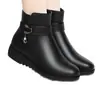 Botas Femininas de Algodão em Couro Macio 2026 Novo Estilo de Inverno Botas Forradas com Lã Botas Femininas Curtas Sola Macia Antiderrapante Sapatos de Algodão para Meia-Idade e Idosos
