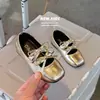 Sapatos de Couro para Meninas Estilo Novo Primavera e Outono Bico Quadrado Sapatos de Bebê Sapatos Doces de Princesa Sapatos de Solado Único com Laço Sapatos Brilhantes Venda por Atacado