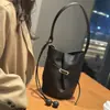 Bolso Cubo de Cuero de Vaca Tc de Primera Capa a la Moda con Diseño Único, Simple y Versátil para el Trayecto Diario, Gran Capacidad, Bolso de Hombro, Bolso de Axila