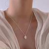 Collar de perlas de camelia retro francesas para mujer, diseño de nicho, cadena de clavícula de alta gama, elegante y combinable.