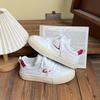 Baikuang 2023, nuevo estilo Hong Kong, elegantes zapatos blancos combinables, zapatillas rojas retro de malla, zapatillas casuales de cuero para mujer
